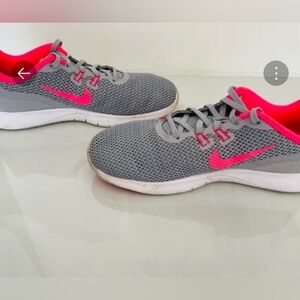 Nike women’s training sneakers in a gray and pink colorway, size 7.